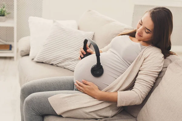 Bebê por nascer ouvindo música na barriga das mães — Fotografia de Stock