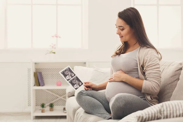 Kobieta w ciąży, patrząc na jej USG dziecka — Zdjęcie stockowe