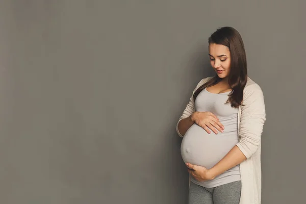 Стомлена вагітна жінка мріє про дитину — стокове фото