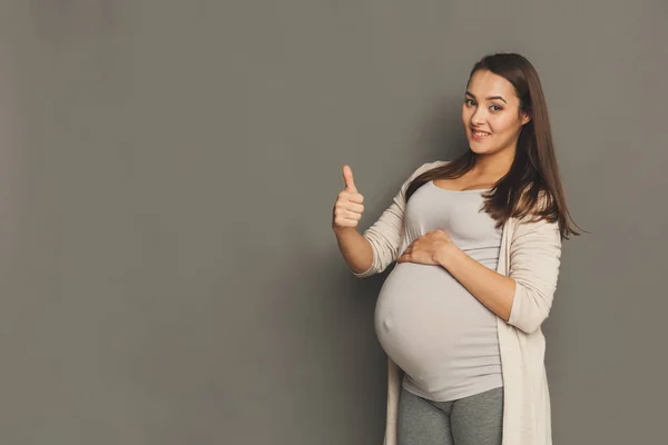 Wanita hamil dengan gerakan jempol ke atas — Stok Foto