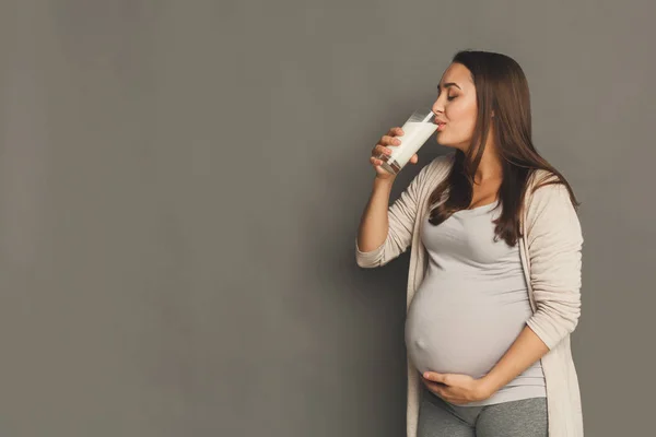 Femme enceinte buvant un verre d'espace de copie de lait — Photo