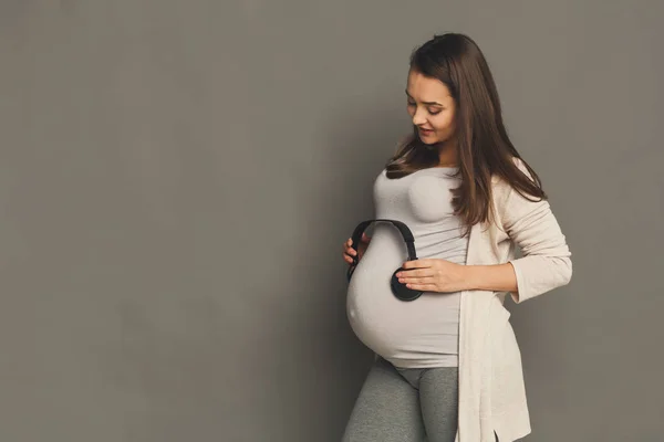 Bayi yang belum lahir mendengarkan musik di perut ibu — Stok Foto