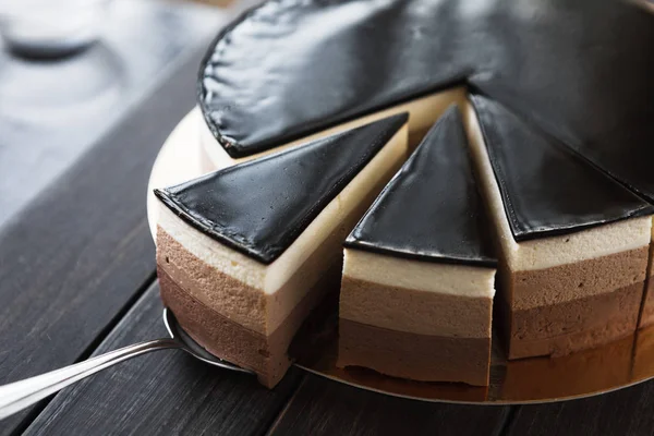 Pastel de mousse de triple capa de chocolate con glaseado — Foto de Stock
