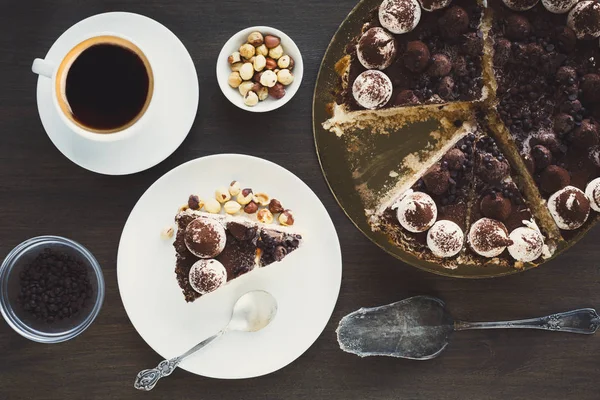 Torta di meringa con nocciole e crema di burro — Foto Stock