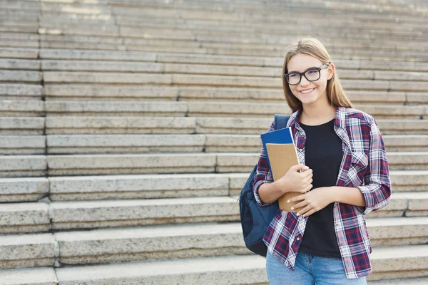 Student tjej med böcker på universitet bakgrund — Stockfoto