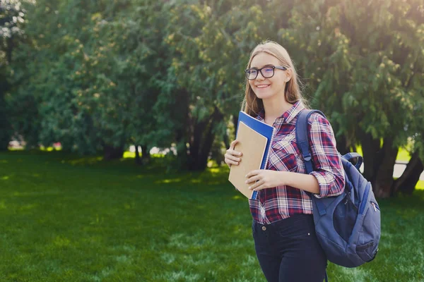 Κορίτσι φοιτητής με βιβλία στο πάρκο σε εξωτερικούς χώρους — Φωτογραφία Αρχείου