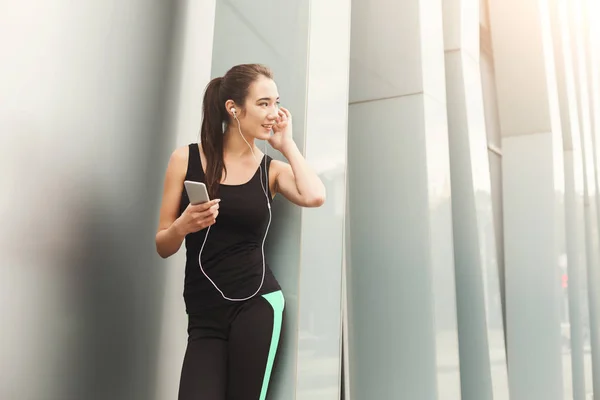 Mujer alegre y deportiva descansando después del entrenamiento — Foto de Stock