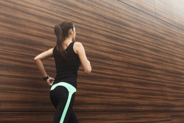 Şehir kopya alanı içinde çalışan genç kadın