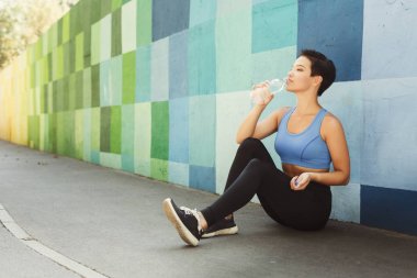 Kadın atlet molası, içme suyu verdikten