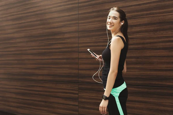 Woman choose music to listen during workout — Stock Photo, Image