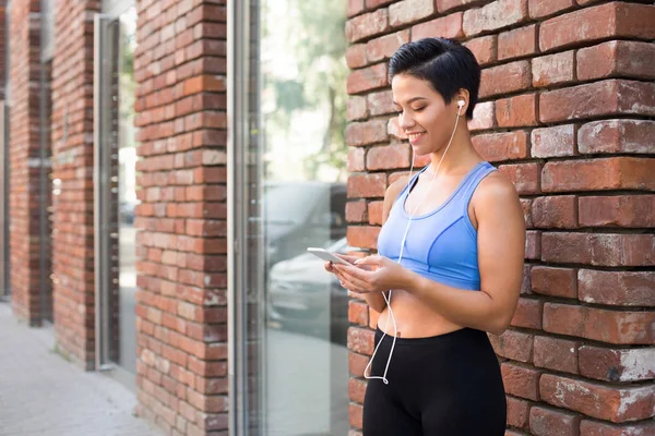Mujer elegir la música para escuchar durante el jogging — Foto de Stock