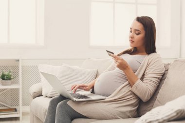 Dalgın kadın online kredi kartı ile alışveriş