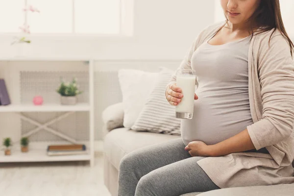 Embarazada bebiendo vaso de espacio de copia de leche — Foto de Stock