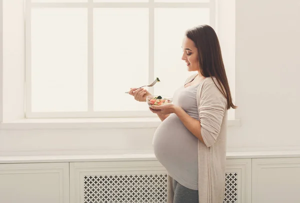 新鮮なグリーン サラダを食べる若い妊婦 — ストック写真