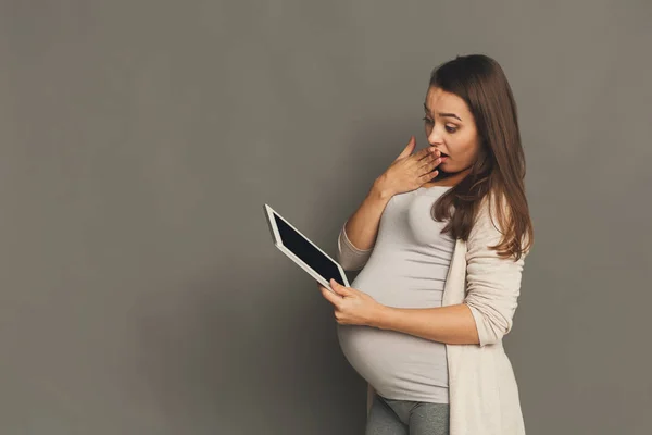 Schwangere mit Smartphone überrascht — Stockfoto