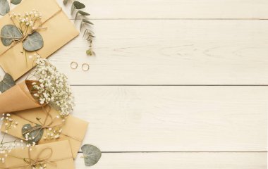 Beyaz arka plan üzerinde düğün zarflar