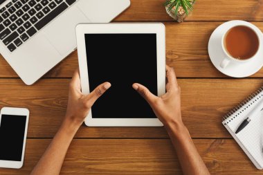 Siyah kadın dijital tablet, üstten görünüm üzerinde eller