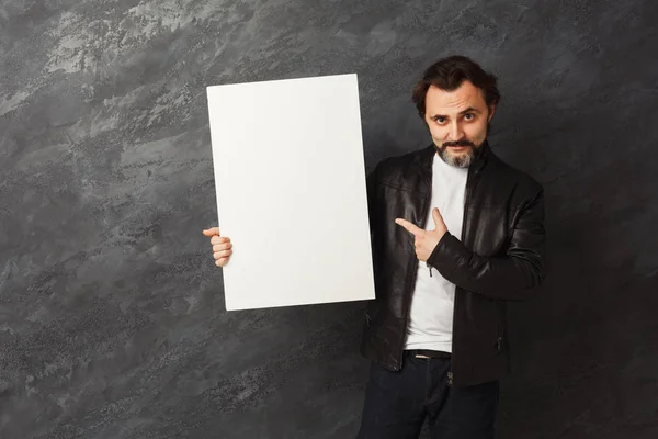 Orang yang percaya diri dengan papan putih kosong — Stok Foto