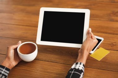 Siyah kadın dijital tablet parmakla işaret