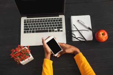 Smartphone, yukarıdan tutarak siyah eller