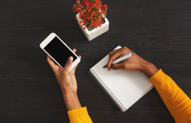 Defter, üstten görünüm yazma siyah eller