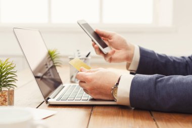 Tanınmayan adam alışveriş online