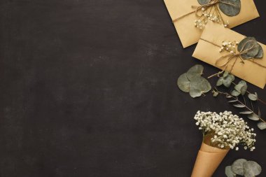 Siyah arka plan üzerine düğün zarflar