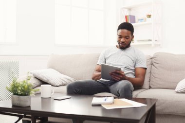 Genç adam evde online tablete mesajlaşma