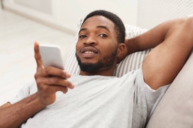 Genç adam evde cep telefonuna ileti