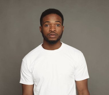 Yüz ifadesi, duygular, ciddi siyah adam