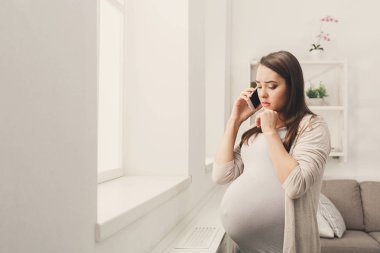 Endişe hamile kadın telefon kopya alanı üzerinde söz