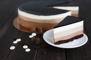 Üçlü çikolata katman mousse kek sır ile