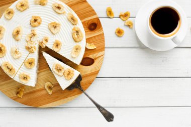 Masasındaki lezzetli muz pasta