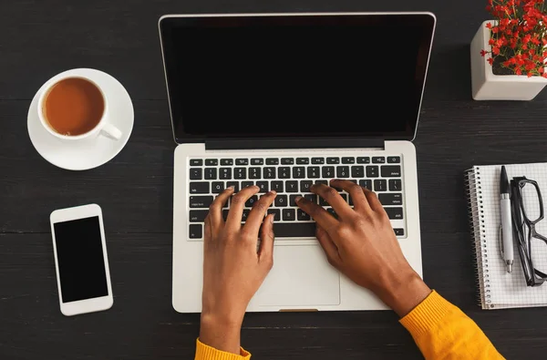 Mâini de sex feminin negru tastarea pe tastatura laptop, vedere de sus — Fotografie, imagine de stoc