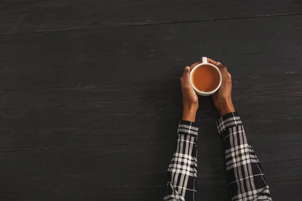 Mulher preta segurando xícara de café, vista superior — Fotografia de Stock