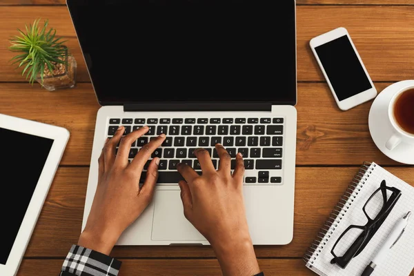 Mâini de sex feminin negru pe tastatura laptop, vedere de sus — Fotografie, imagine de stoc