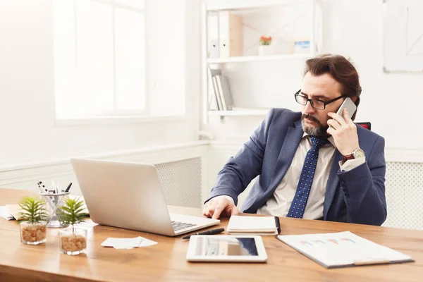 Hombre de negocios serio hablando por teléfono móvil — Foto de Stock