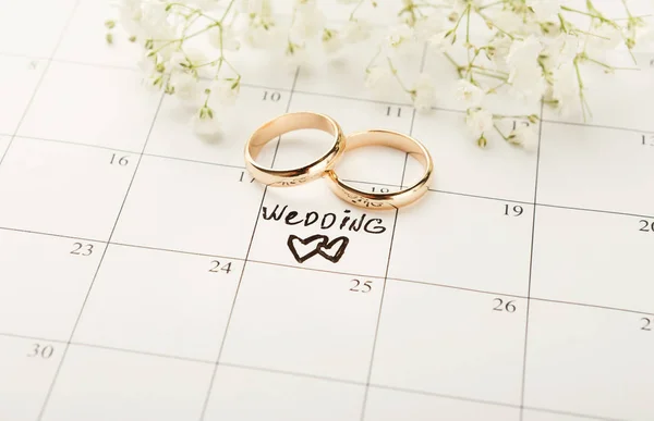 Palabra de boda en el calendario con flores dulces —  Fotos de Stock