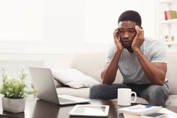 Joven afroamericano con dolor de cabeza en casa —  Fotos de Stock