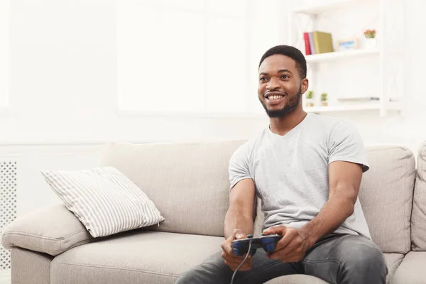 Feliz joven afroamericano en casa jugando videojuegos — Foto de Stock