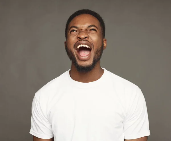 Μαύρος άνδρας εκφράζοντας θυμό, αίσθημα έξαλλος, φωνάζοντας — Φωτογραφία Αρχείου