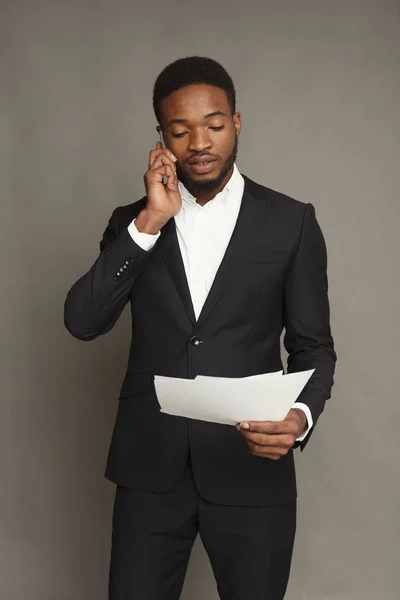 Guapo joven negro hombre retrato en estudio fondo . — Foto de Stock