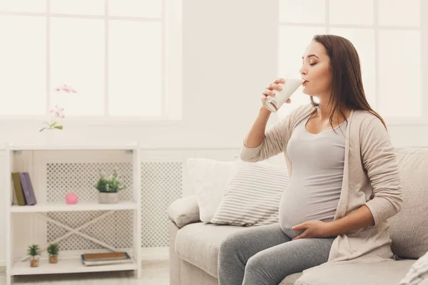 Kobieta w ciąży picia szklankę mleka kopiować przestrzeń — Zdjęcie stockowe