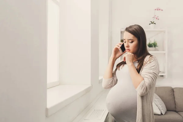 Mulher grávida preocupada falando no espaço de cópia de telefone — Fotografia de Stock