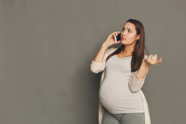 Inquiète femme enceinte parler sur l'espace de copie de téléphone — Photo