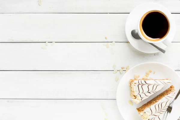 Torta Esterhazy affettata su piatto bianco — Foto Stock