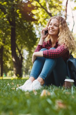 güzel kadın üzerinde cep telefonu açık söz