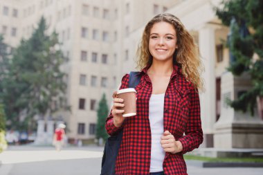Üniversite Kampüsü önünde duran güzel kız öğrenci