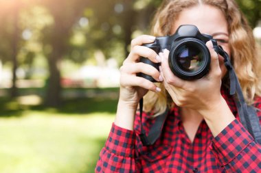 Kadın parkta duran fotoğraf çekmek