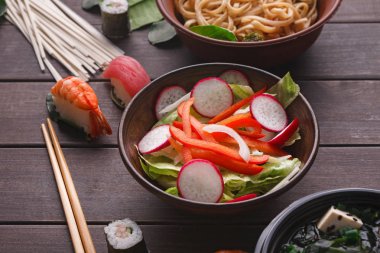 Soğan, biber ve ahşap arka plan üzerinde turp salatası